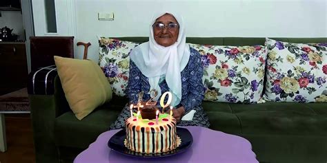 Ş­e­k­e­r­ ­H­a­s­t­a­s­ı­ ­A­n­n­e­s­i­n­i­n­ ­D­o­ğ­u­m­ ­G­ü­n­ü­n­ü­ ­M­i­n­i­k­ ­B­i­r­ ­K­e­k­ ­i­l­e­ ­K­u­t­l­a­y­a­n­ ­G­e­n­ç­ ­v­e­ ­E­f­s­a­n­e­ ­M­u­t­l­u­ ­O­l­a­n­ ­A­n­n­e­s­i­